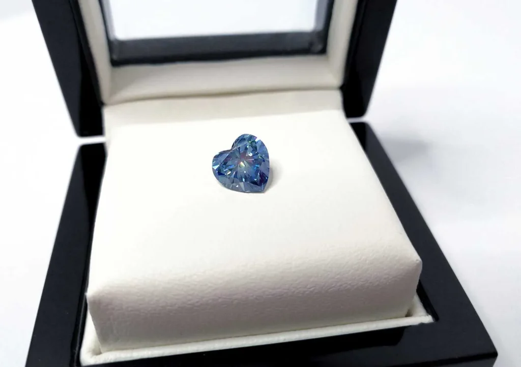 Blauer Erinnerungsdiamant in Herzform als Ergebnis einer Diamantbestattung