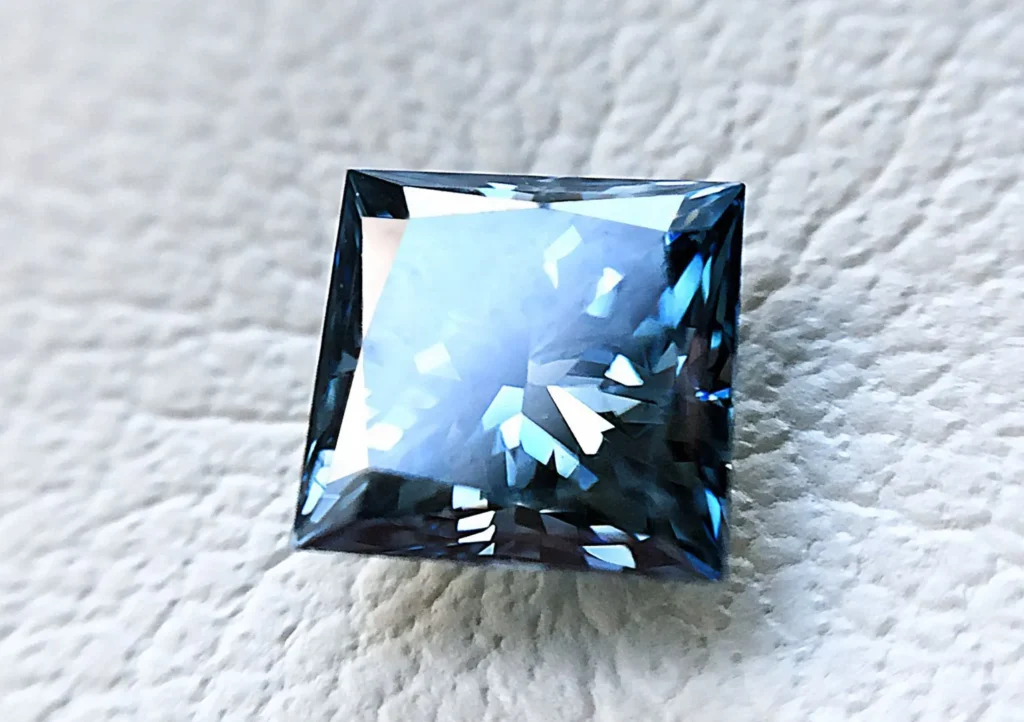 Blauer Erinnerungsdiamant als Symbol einer Diamantbestattung