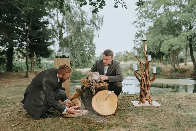 Aufbau einer Urnenbeisetzung für eine Baumbestattung