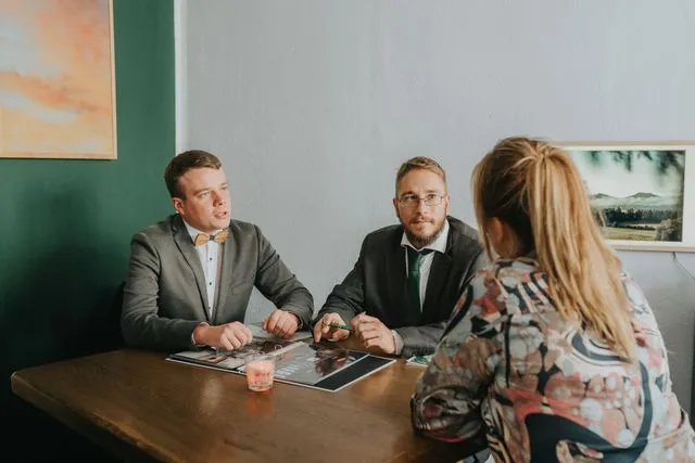 Beratungsgespräch im Büro des Bestattungshauses Paul & Baar in Chemnitz
