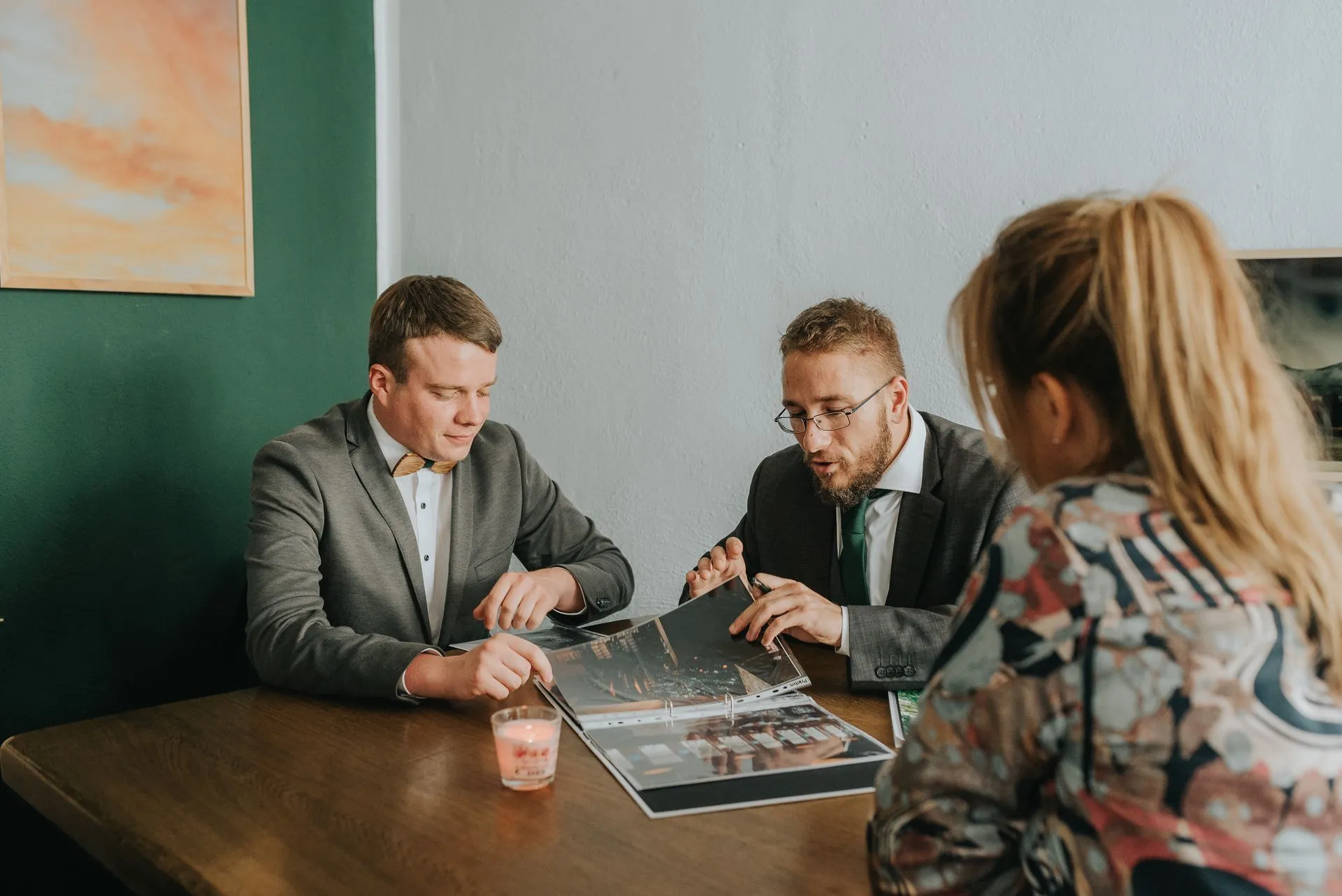 Beratungsgespräch im Bestattungshaus Paul & Baar mit zwei Bestattern und einer Angehörigen am Tisch
