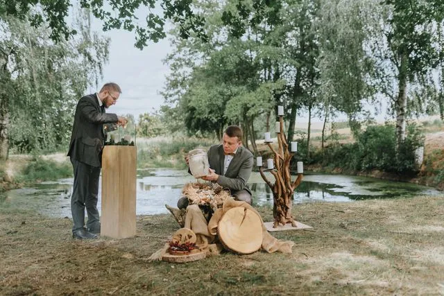 Vorbereitungen einer Abschiedsnahme für eine Urnenbeisetzung