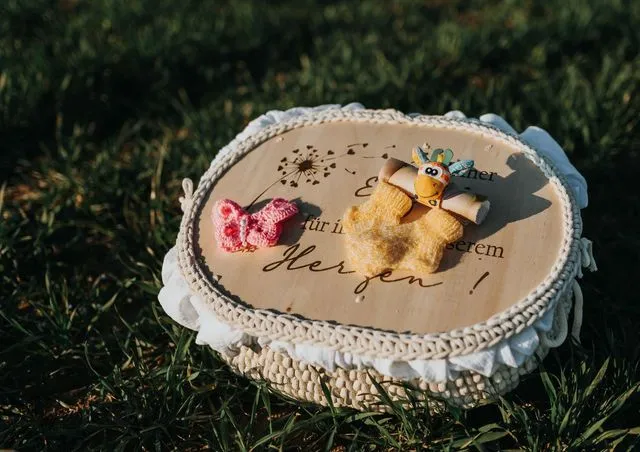 Gedenkobjekt für Sternenkinder mit liebevollen Details wie Schmetterling und Schutzengel auf einer Wiese
