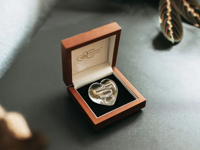 Kristall in Herzform in einer Schmuckschatulle als Erinnerungsstück einer Kristallbestattung