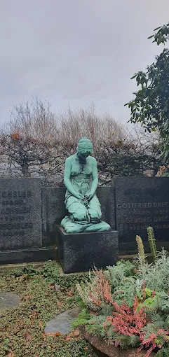 Gedenkstein mit Figur auf dem Friedhof-Chemnitz-Rabenstein in Chemnitz in stiller Umgebung