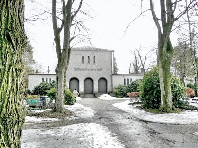 Kapelle auf dem Friedhof-Schoenau-Reichenbrand in Chemnitz mit ruhigem Zugangsweg und würdevoller Umgebung