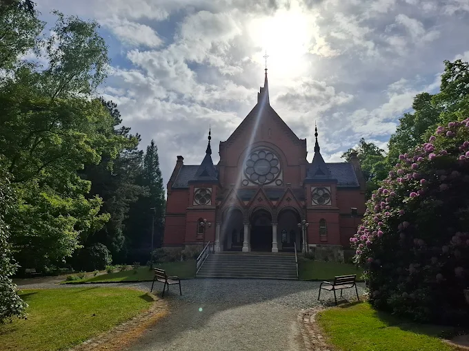 Historisches Gebäude auf dem Friedhof-St.-Nikolai in Chemnitz Kaßberg mit Vorplatz und Grünfläche