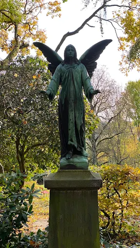 Gedenkstein mit Figur auf dem Friedhof-St.-Nikolai in Chemnitz in stiller Umgebung