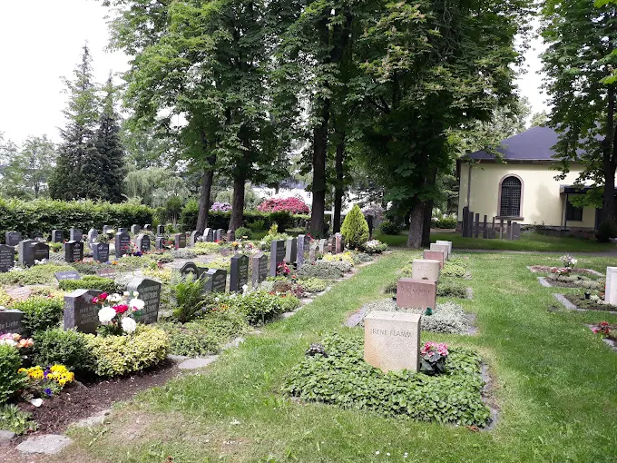 Ruhiger Weg auf dem Friedhof St.-Andreas-Friedhof in Chemnitz mit Grabstätten, Bäumen und gepflegter Anlage