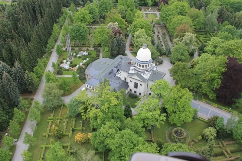 Luftaufnahme vom städtischen-Zentralfriedhof-Chemnitz-Bernsdorf mit Kapelle, Wegen und Grünflächen