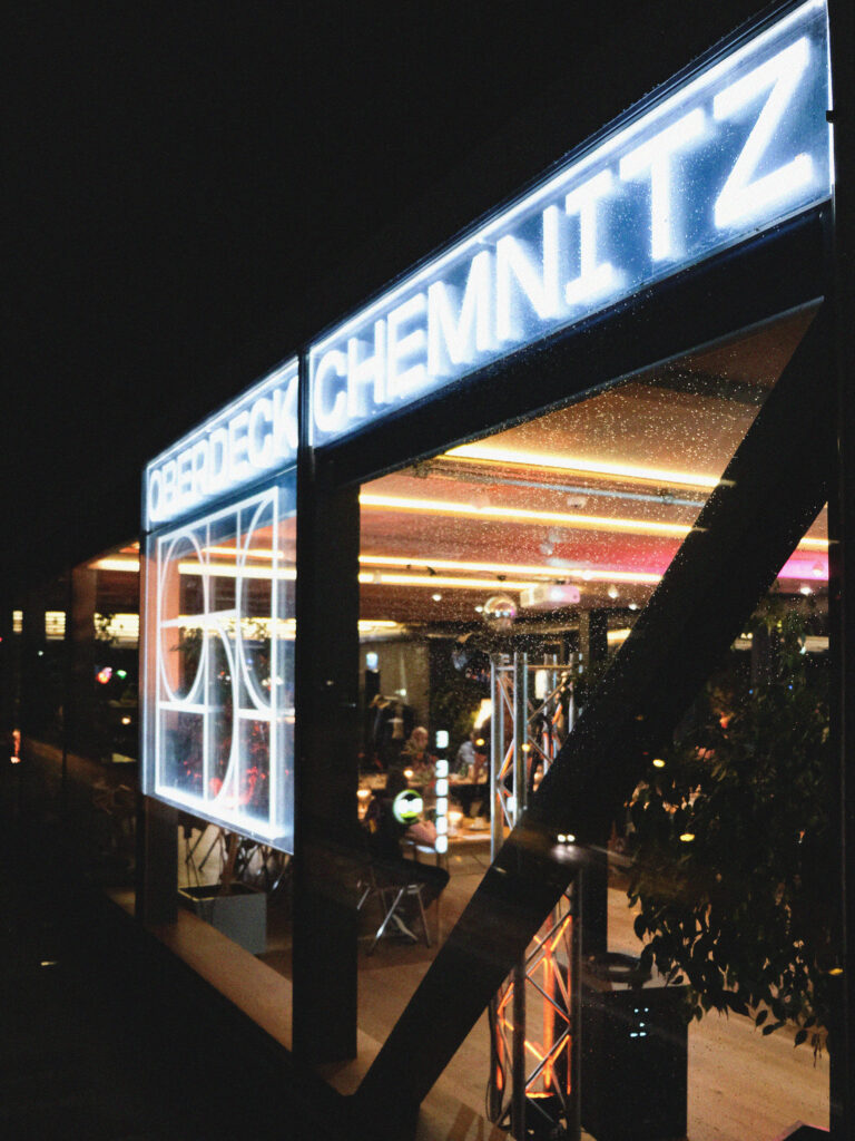 Oberdeck in Chemnitz Neon Schriftzug